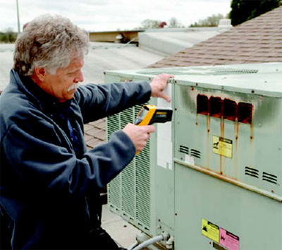 使用紅外測溫儀測量屋頂制冷系統(tǒng)。 