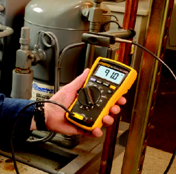 使用DMM和管鉗式探頭測量液態(tài)管溫度。