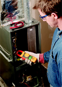 使用鉗形表檢查電流。